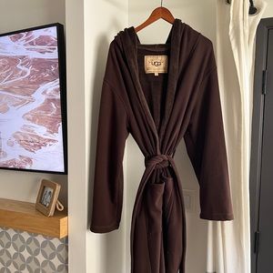 Medium/Large UGG Brunswick. Made from cotton jersey and lined with soft fleece.